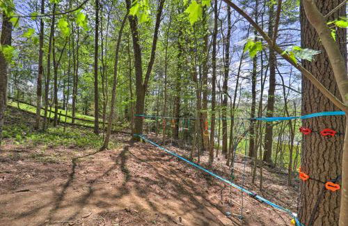 Woodsy Mountain-View Getaway with Hot Tub! - Foto 31