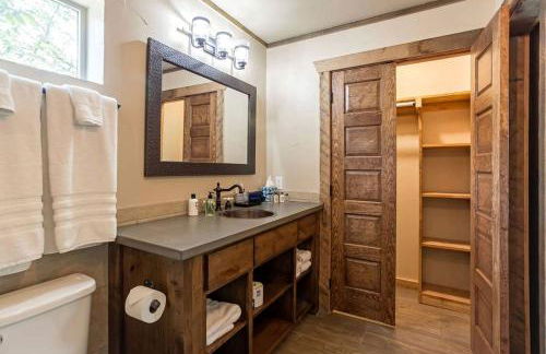 Two-Bedroom Cabin Rental with Fully Equipped Kitchen near Fredericksburg, Texas - Foto 10