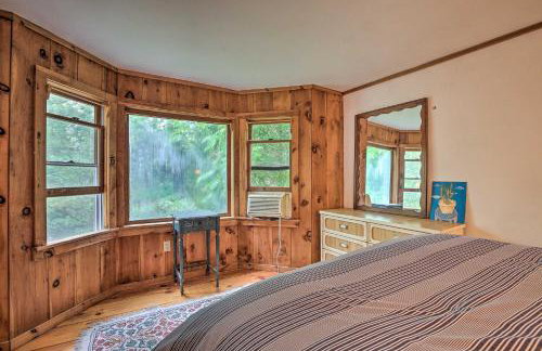 Berkshire Riverfront Ski Cabin Close to Hiking! - Foto 21