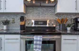 Modern House with Office Cornhole Near Freeways - Foto 9