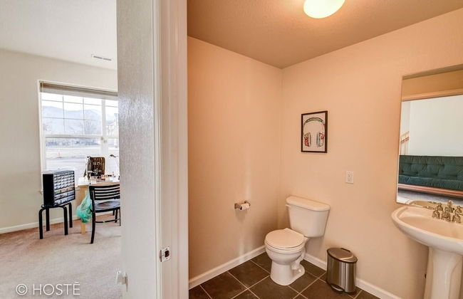 3BR Downtown Townhome /w Stunning Balcony Views! - Photo 23