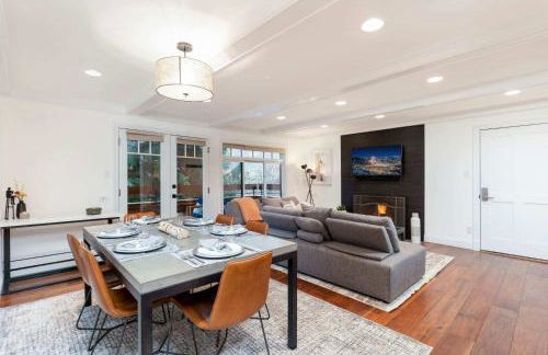 Updated 3BR, 3BA with Pool - Steps to Town - Foto 1