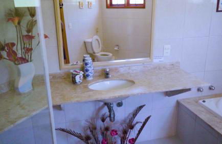 Belíssima Casa com extensa área externa - piscina, sauna, churrasqueira e campo de futebol - com 5 suítes e a 500 metros da Rua das Pedras - Foto 42