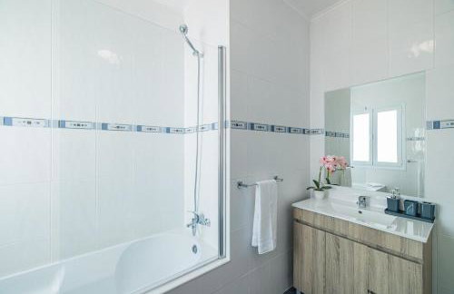 Modern 3BR Home, AC in All Rooms, Walk to 2 Beaches, Private Patio, Washer & Dryer - Photo 26
