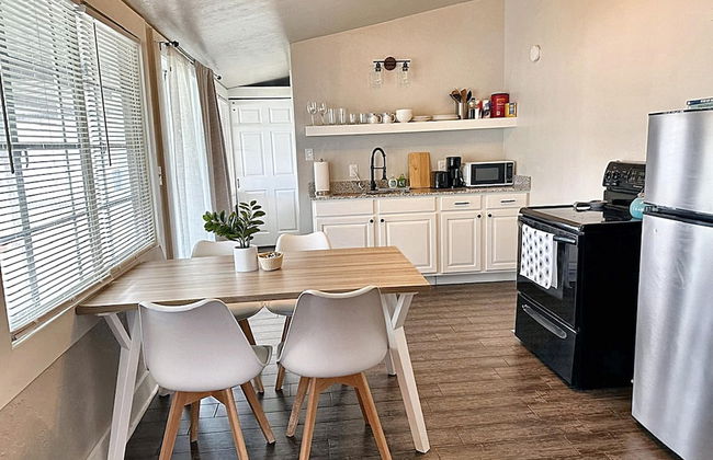 Cozy Charm Studio W 2BR I Fully Furnished - Photo 3