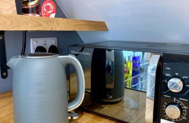 FRESH Flat in Leek, Staffordshire - Photo 10