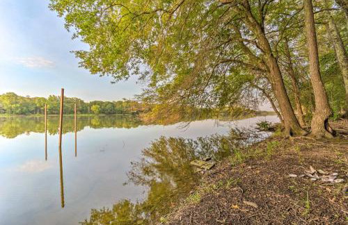 Deck and Fire Pit Lakefront Hideaway in Scranton! - Foto 33