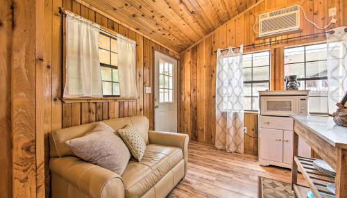 Couples Cabin with Luxury Deck, 1 Mi to Canyon Lake! - Foto 4