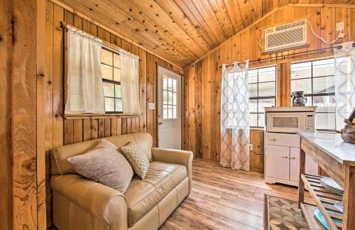 Couples Cabin with Luxury Deck, 1 Mi to Canyon Lake! - Foto 4