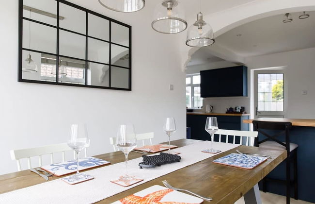 Bright Modern 4 br House 100 Metres From Beach - Photo 63