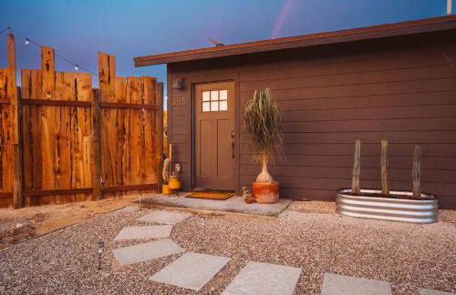 Romantic Desert Escape - Stargazing Dome, Hot Tub, Fire Pit, Hammocks, Cowboy Pool - Foto 65