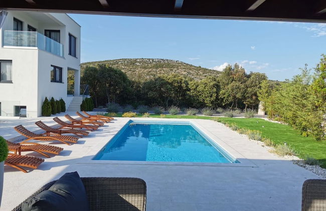 Modern Villa With Private Heated Pool and Lounge Area for a Relaxing Stay - Foto 17