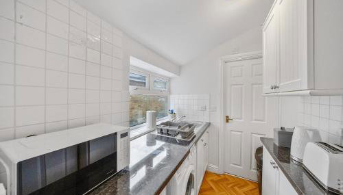 Modern 1BR - 10 Min Walk to Gravesend Station - Foto 2