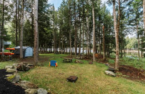 Waterfront Sebec Lake Home with Yard and Fire Pit - Foto 23