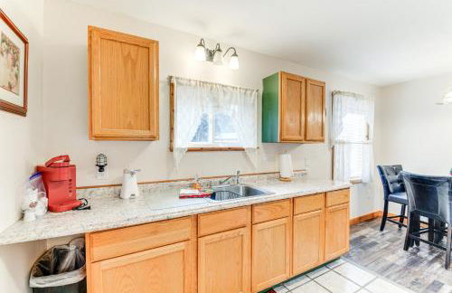 Charming and Cozy Cabin Near Lake Champlain! - Foto 9