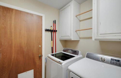 Highland Village - 4BR w Backyard Pool Oasis - Foto 35