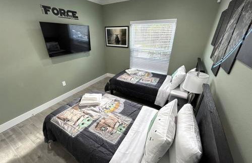 BRAND NEW! Lakefront 9BR Pool Hot Tub Outdoor Kitchen BBQ Theater 2 miles Disney - Foto 38