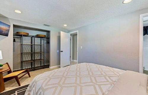 Right at Home Stays - Modern 2BR 2BA with Yard & Fireplace - Foto 17