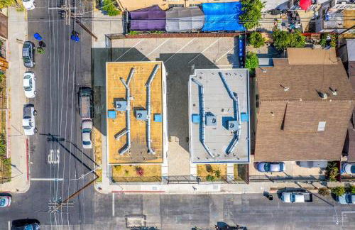 Experience Luxury 4BR Townhouse Sleeps 8 with Parking - Foto 35