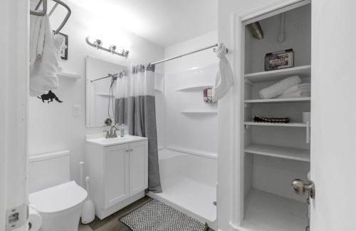 Pony Express 1BR | Pets OK + Laundry | Blue Door - Foto 12