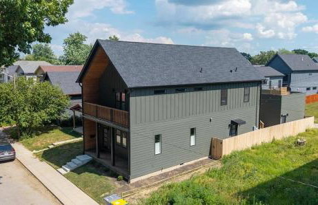 Downtown Indy, Rooftop Deck with Hot Tub, Gym, Bikes, Tesla Charger - Photo 10