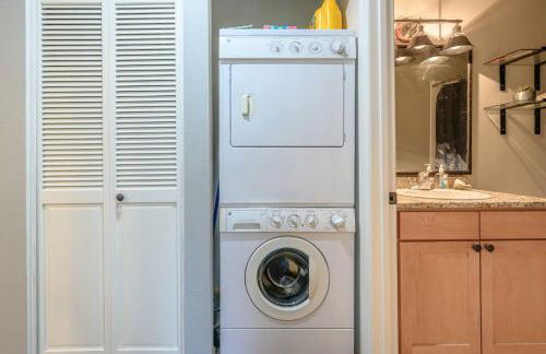 Waterfront Condo, 25ft from riverwalk, Pool & HotTub - Foto 20