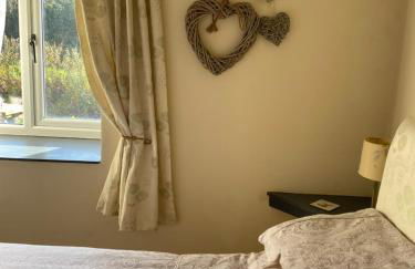 Forge Cottage, Cosy Couples Retreat in the Devon Countryside, Indoor Pool, Tennis Court and Tarka Trail Access - Photo 1