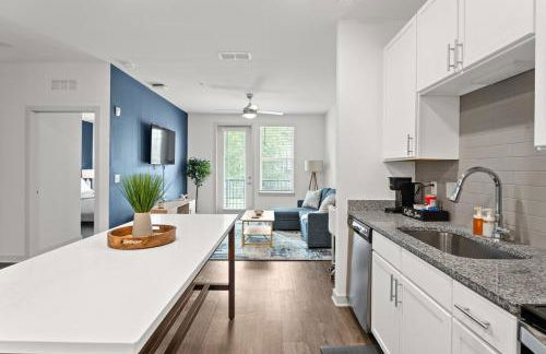 Trendy 1BR Apt with King Bed Pool Gym and Close to Beach - Foto 23