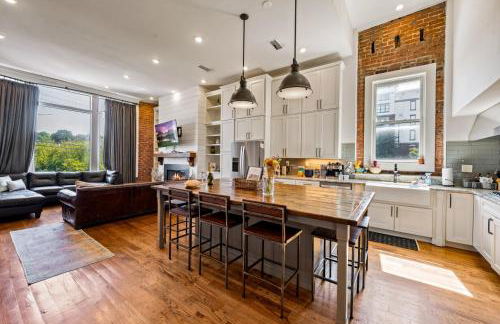 Modern 3BR Condo Walk to Downtown and UT with Parking - Foto 21