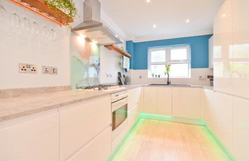 Princes Esplanade-Beachfront House with Balcony a stone throw from Gurnard Beach - Foto 15