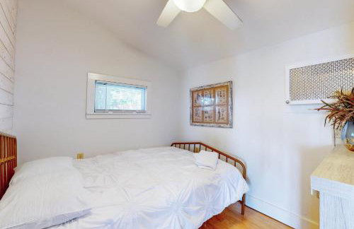 2BR Lakeside Home with Patio, Porch and AC - Foto 12