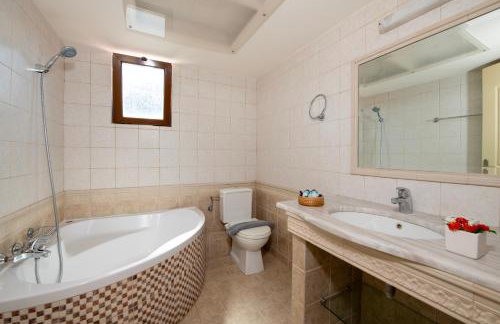 Villa Alex with private pool and jacuzzi - Foto 42