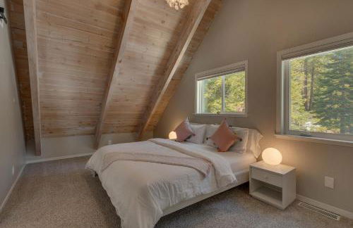 Moon Dune Chalet by Tahoe Getaways - Remodeled 3 BR Cabin plus Loft w Fenced Yard & Walk to Beach or Dining - Foto 6