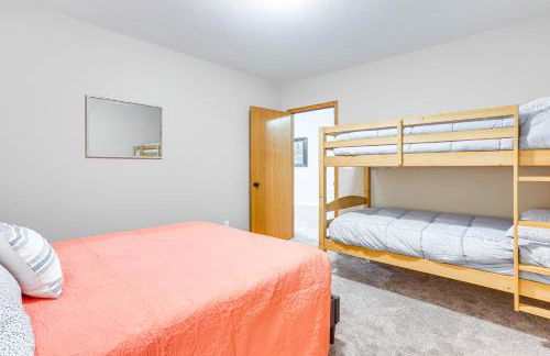 Family-Friendly Lakeview Cottage with Deck and View - Foto 16