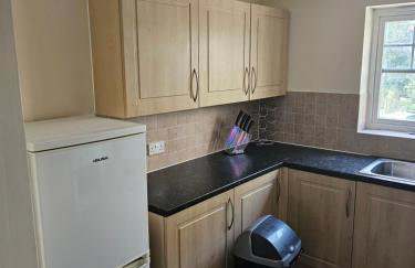 Sleek 4 bed Apartment with 2 bathrooms - Photo 7