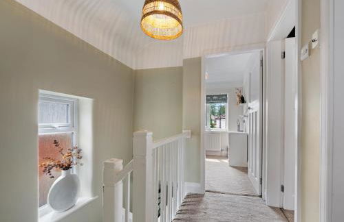 Pass The Keys Picture Perfect Haven in Didsbury Village - Free Parking & EV Station - Photo 40