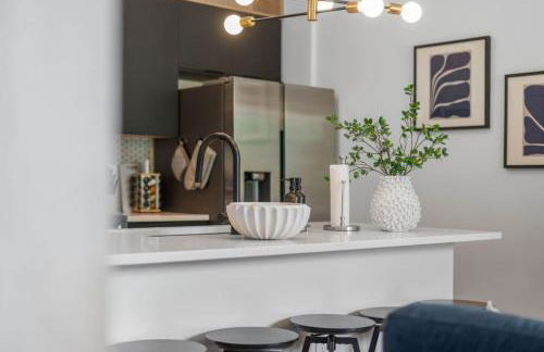 Colorful vibrant Oasis Sleeps 10, 10min to Disney - Photo 8