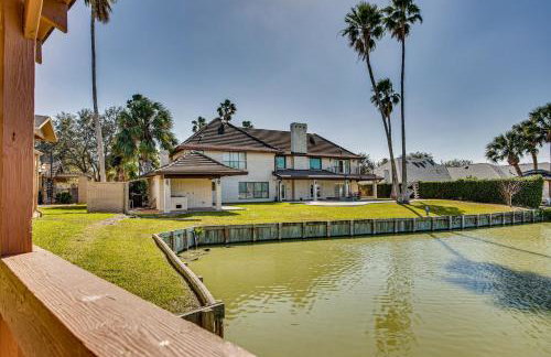 Pool and Game Room Waterfront Harlingen Home - Foto 40