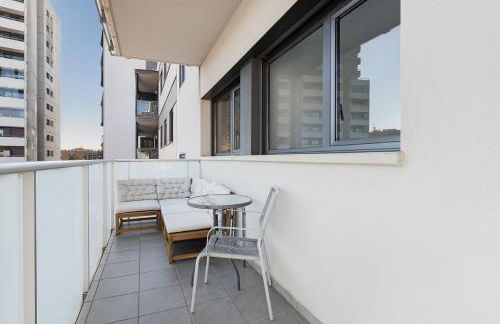 Quiet modern 2 bed apartment with Balcony, Pool and Free Parking - Foto 25