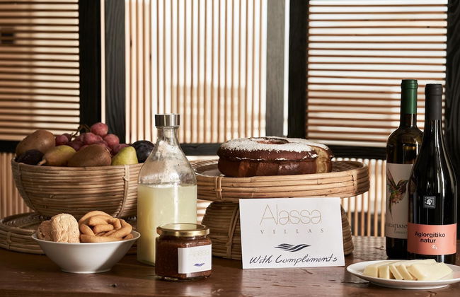 Beachfront Alassa Villas w Private Pools Complex - Foto 1