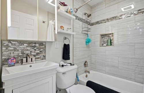 New Lakefront Getaway Private Hot Tub Min to DMC - Foto 6