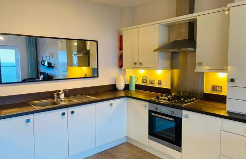 Stunning Sea Views, luxury apartment beaches & restaurants are a short walk away - Foto 22