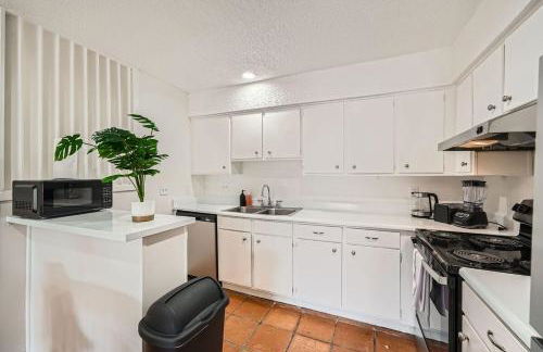 Your 2B Getaway - Steps 2 Dtwn - Sleeps 6 - Pool and Prkg - Foto 29