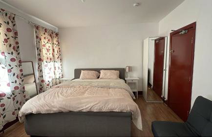 LARGE SELF CATERING HOUSE WITH WiFi CLOSE TO TRANSPORTS - Photo 4