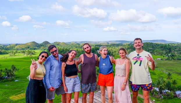 Posez pour une photo de groupe avec les Chocolate Hills en fond