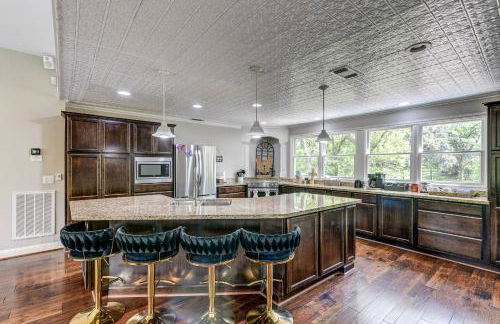 The San Bernard River waterfront provides private access to a spa, boat ramp, and jet skiing - Photo 32