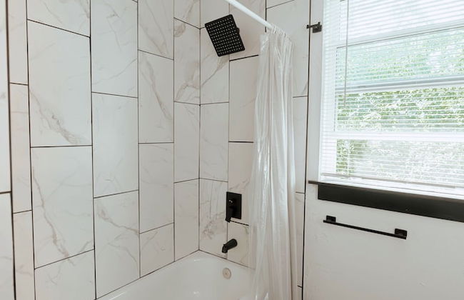 Cozy 6BR Home Near Plaza Dist -sleeps 15 - Photo 56