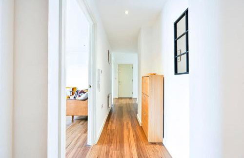 Stylish 2 bed 2 bath apt in Wembley - Foto 11