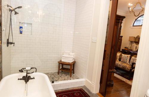 The Dollhouse - 3 Bed, 2 Bath, Walk to Downtown - Foto 23