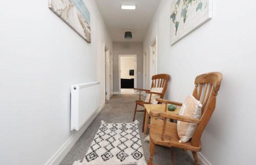 Modern 3 Bed - M4 ACCESS - Wi-Fi - Photo 17